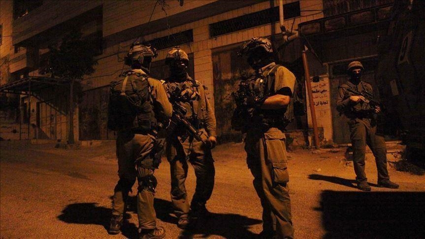 مستوطن يصيب 5 شبان فلسطينيين بالرصاص الحي في نابلس