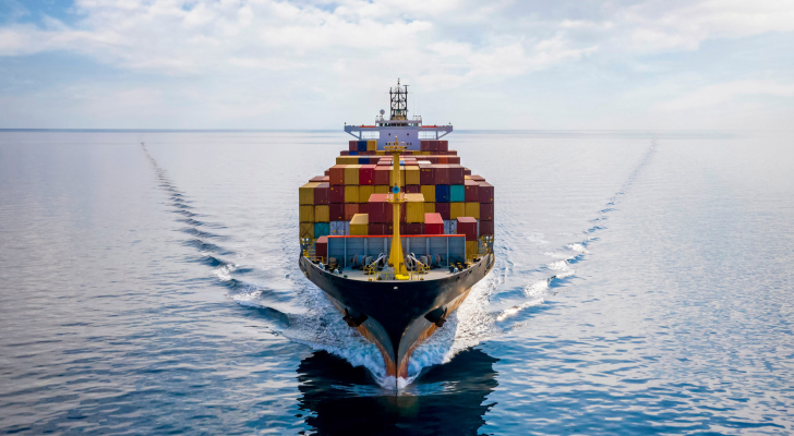 "الغارديان": أكثر من 100 سفينة غيرت مسارها لتجنب هجمات الحوثيين