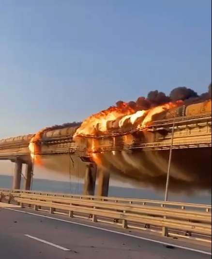 انفجار ضخم على جسر القرم وزيلينسكي يتراجع عن تصريحات له "تقود لحرب عالمية جديدة" - فيديو 