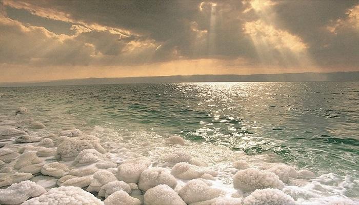 برحلتنا اليوم مشينا على كريستال وما انكسر ..  تعرفوا على شاطئ الملح في البحر الميت  ..  فيديو