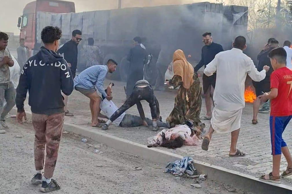 العراق  ..  تصادم بين شاحنة و مركبة صغيرة يودي بحياة أب وأم وطفليهما