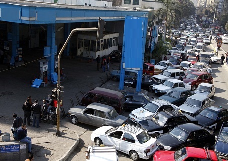 الطفيلة : عدم توفر "البنزين" في محطات الوقود يغلق طريق رئيسي لساعات