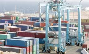 أزمة ميناء الحاويات تخفض الطلب على الألبسة 40%