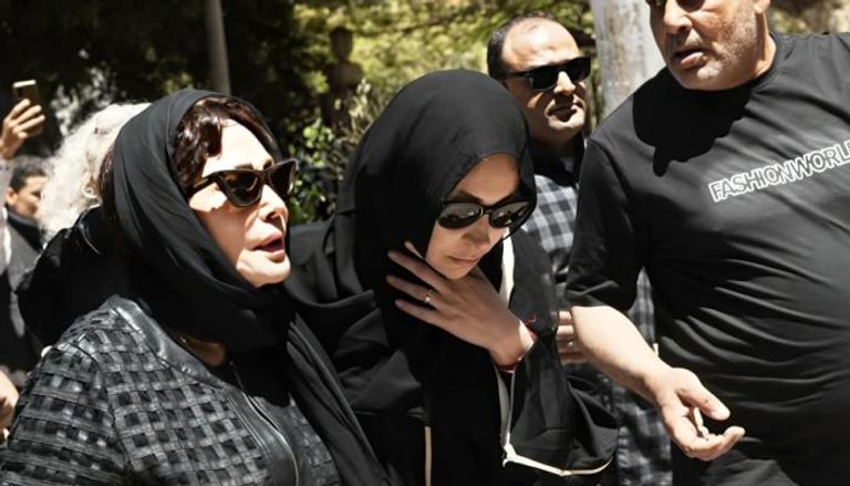 لحظات مؤثرة في جنازة والد منة شلبي بحضور عدد من الفنانين