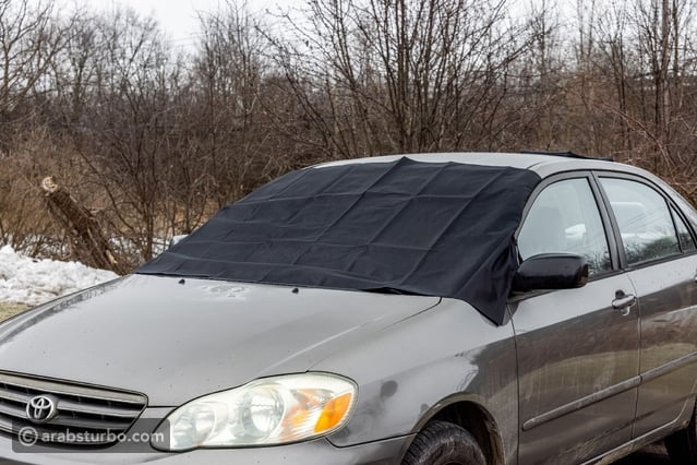 فوائد تغطية زجاج السيارة الأمامي في فصل الشتاء