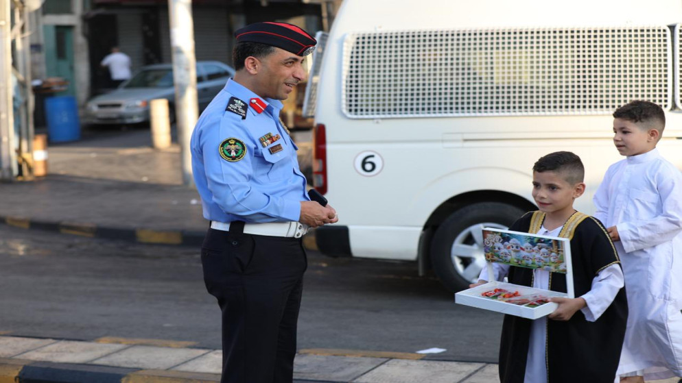 الأمن يوزع الحلوى على المواطنين بمناسبة عيد الأضحى