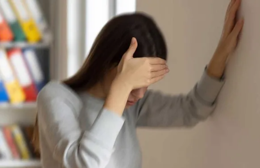 الدوخة الصباحية ..  عرض شائع قد يكشف مشكلة في ضغط الدم