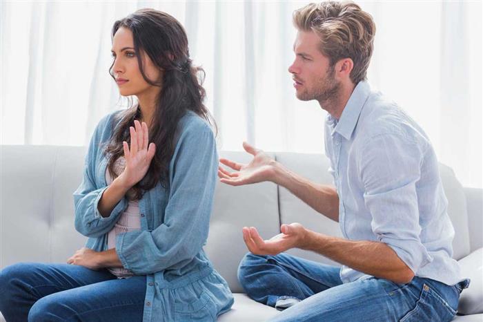 هل أصدق ما يقال عن خاطبي رغم حسن ظاهره؟