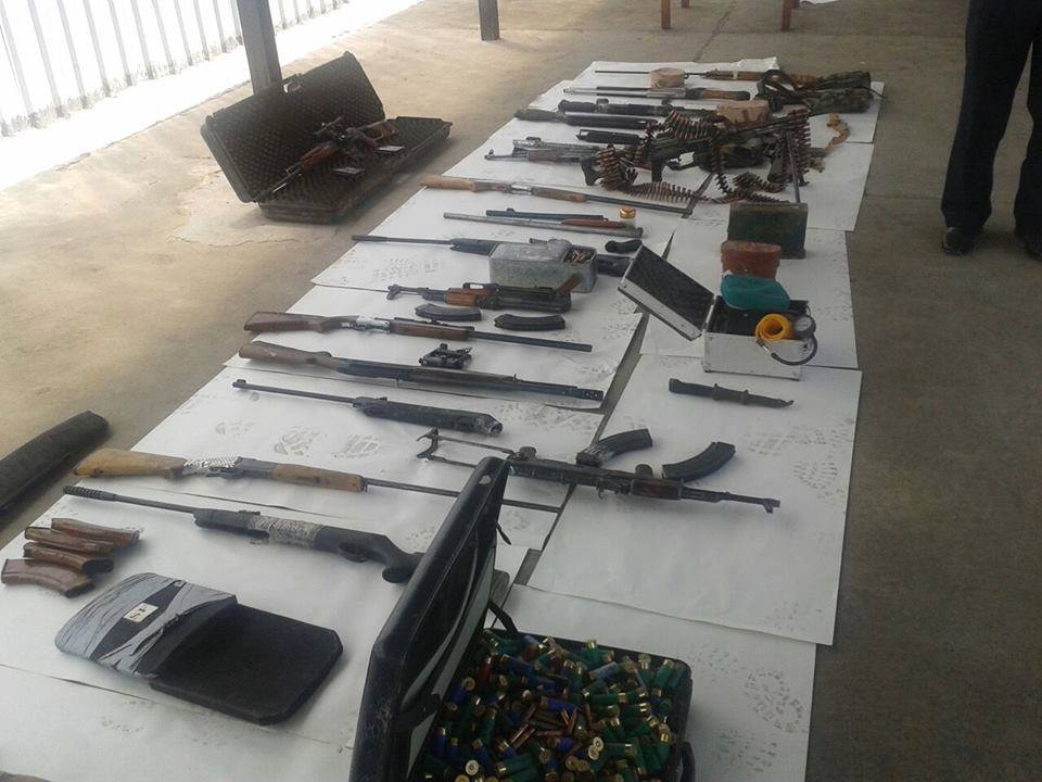 بالصور: القبض على 37 مطلوب وضبط أسلحة بمداهمة أمنية في الرويشد