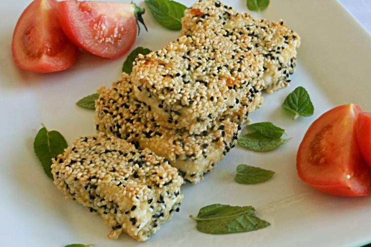 جبنة بيضاء مقلية بالسمسم وحبة البركة