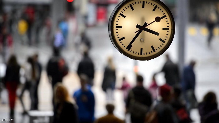 العمل بالتوقيت الشتوي يوم الجمعة بتأخير عقارب الساعة ستين دقيقة 