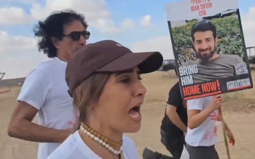 عائلات الأسرى تخترق الجدار الأمني على حدود غزة: "إذا لم تنقذ الحكومة أبناءنا، سننقذهم نحن"