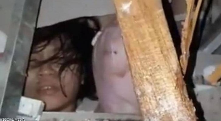 فيديو يفطر القلوب ..  طفل حي تحت الأنقاض بعد زلزال إندونيسيا المدمر