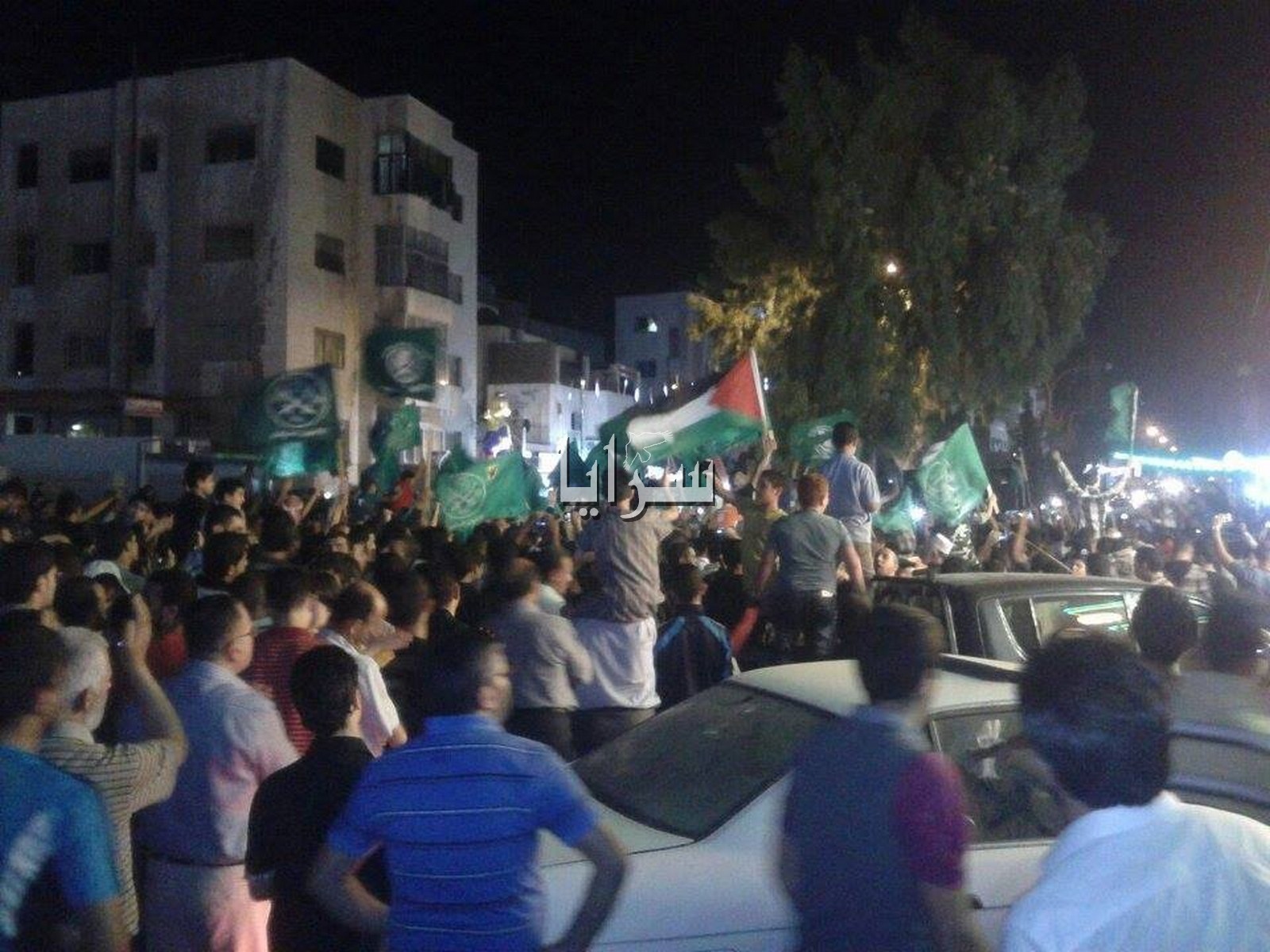 بالصور .. حي نزال : المئات يخرجون نصرة لغزة و دعما للمقاومة عقب صلاة التراويح