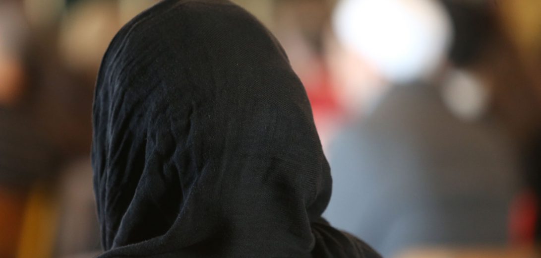 بعد أن طلبت خلع الحجاب من طالبة مسلمة  ..  معلمة فرنسية تتلقى تهديدات بالقتل