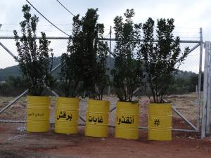 نشطاء يغلقون  مدخل المنطقة العسكرية في غابات برقش بالأشجار  ..  ( صورة )