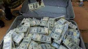 بعد عثوره على حقيبة تحتوي على أكثر من 2 مليون دولار .. هذا ما فعله موظف مصري