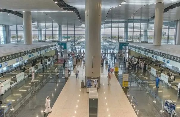 السعودية ..  مطار الملك خالد يدعو المسافرين للتحقق من رحلاتهم قبل التوجه إليه