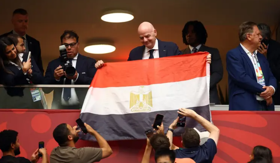 إنفانتينو يرفع علم مصر بعد خروج "الفراعنة" من كأس العالم