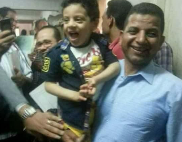 الطفل الذي قبل زميلته في الحضانه ما زال متهماً في المحكمة" تفاصيل "