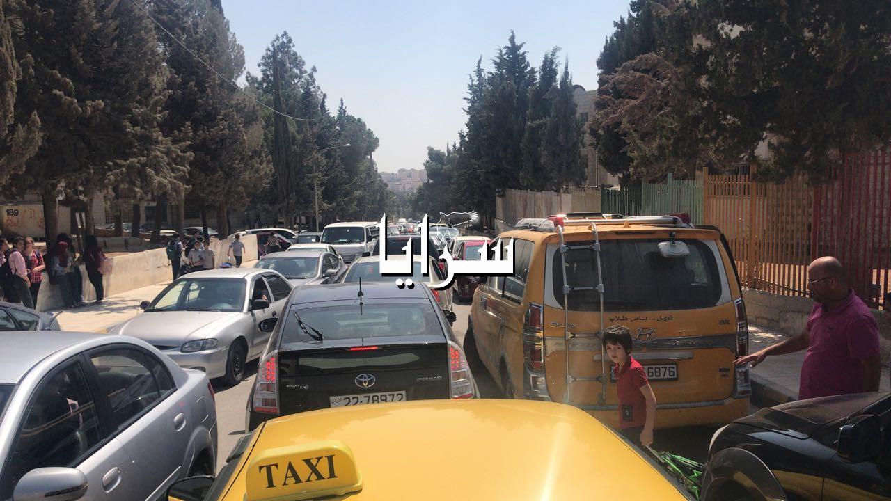 بالصور  ..  مطالبات لوضع حلول للاختناقات المرورية بمداخل مدارس الجامعة الاردنية 