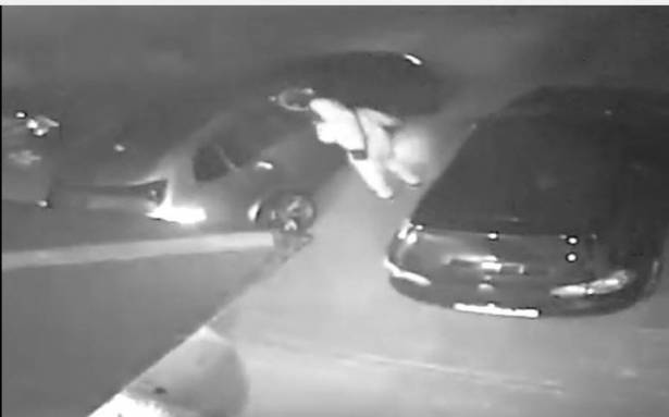 بالفيديو ..  لحظة سرقة سيارة من أمام منزل صاحبها!