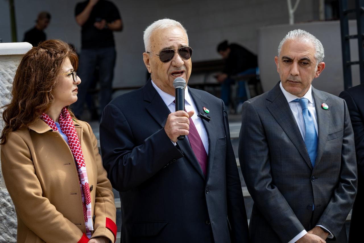 "من العلم للعلم" ..  مسيرة في "الشرق الأوسط" بمناسبة يوم العلم