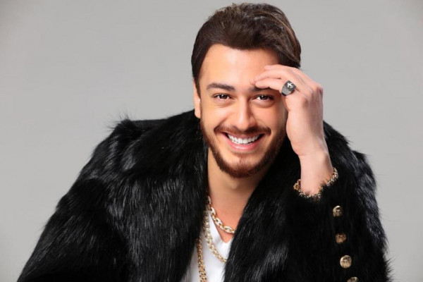 سعد المجرد يثير ضجة كبيرة بعد رقصه داخل سيارته