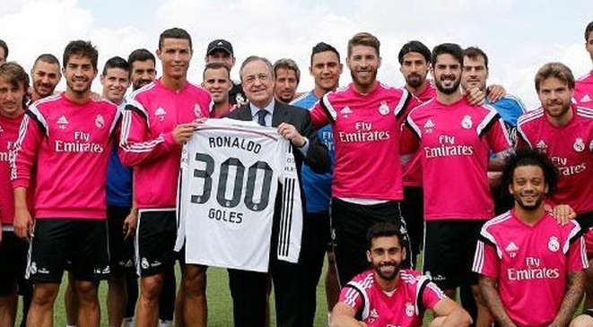ريال مدريد يُكرم رونالدو بقميص تذكاري