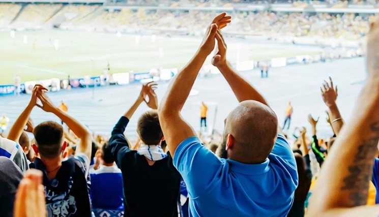 فوائد صحية لمشاهدة المباريات في تجمعات كبيرة