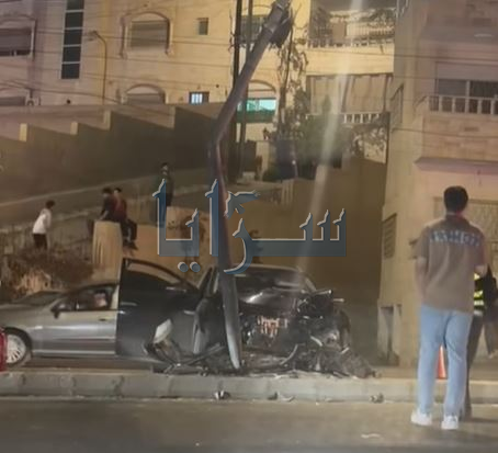حادث سير في الزرقاء الجديدة يتسبب بأضرار مادية بعمود كهرباء ومركبة ..  فيديو