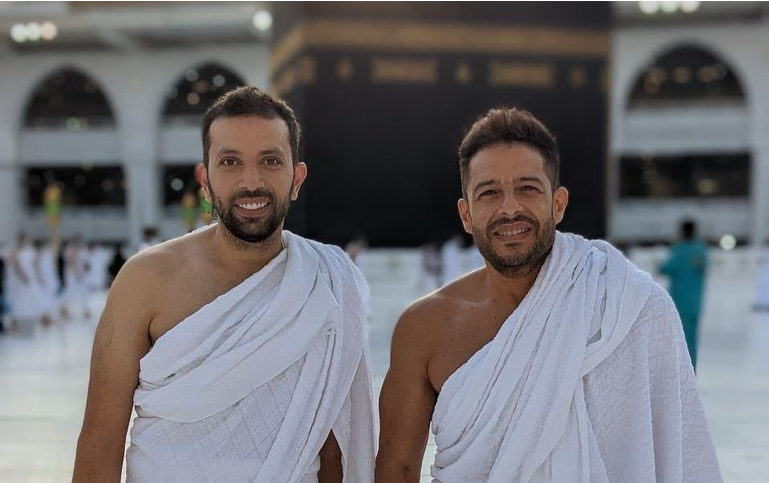 بالصور  ..  محمد حماقي يؤدي مناسك العمرة بعد إحيائه حفلًا في جدة