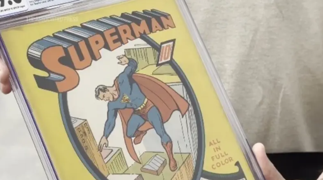مفاجأة غيرت حياتهم ..  3 إخوة عثروا على نسخة نادرة من "سوبرمان"