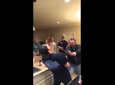 فيديو: شاهد كيف قطع أنف صديقه !