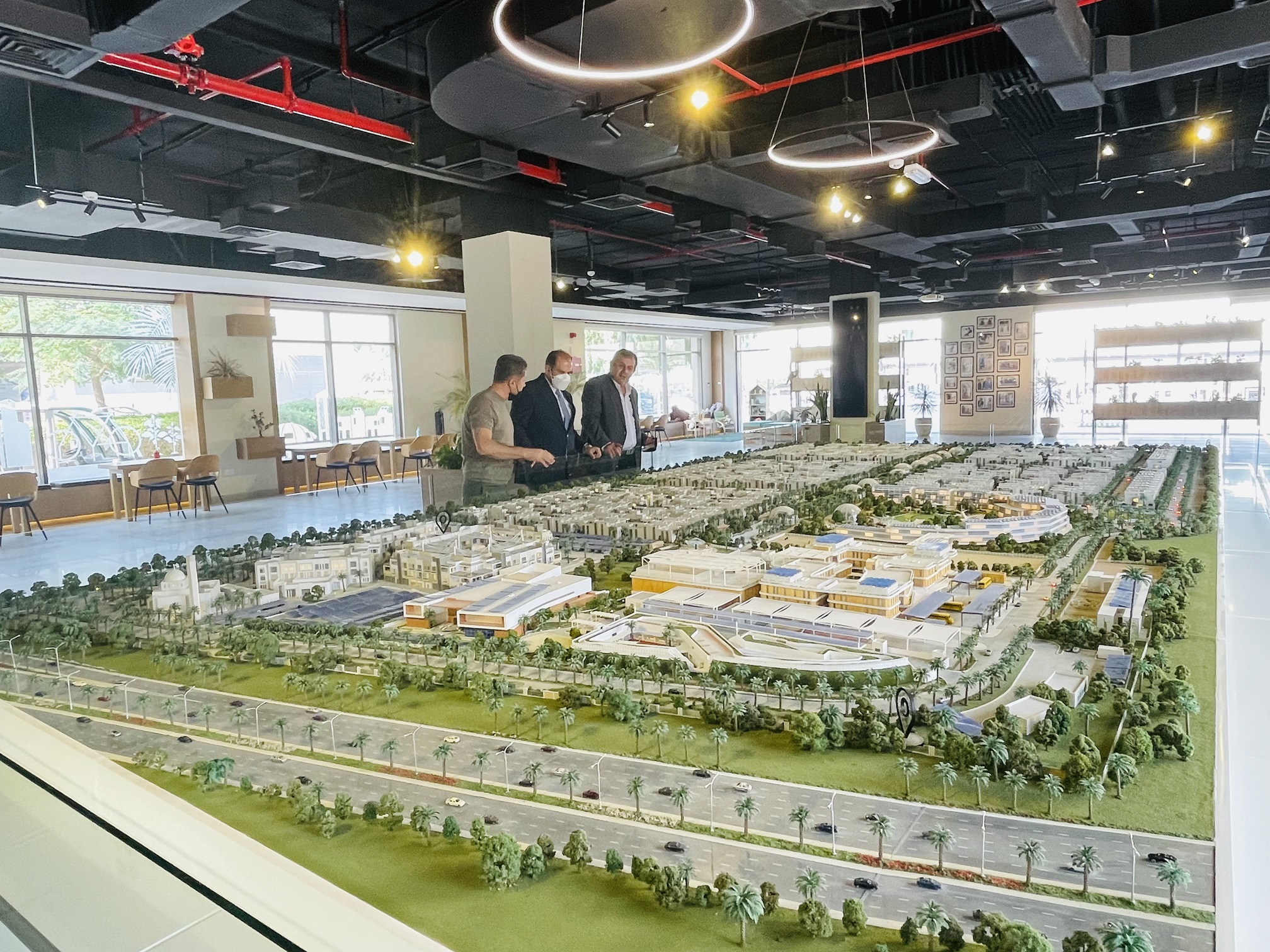 أمين عام وزارة الاستثمار الأردني يزور "المدينة المستدامة، دبي"