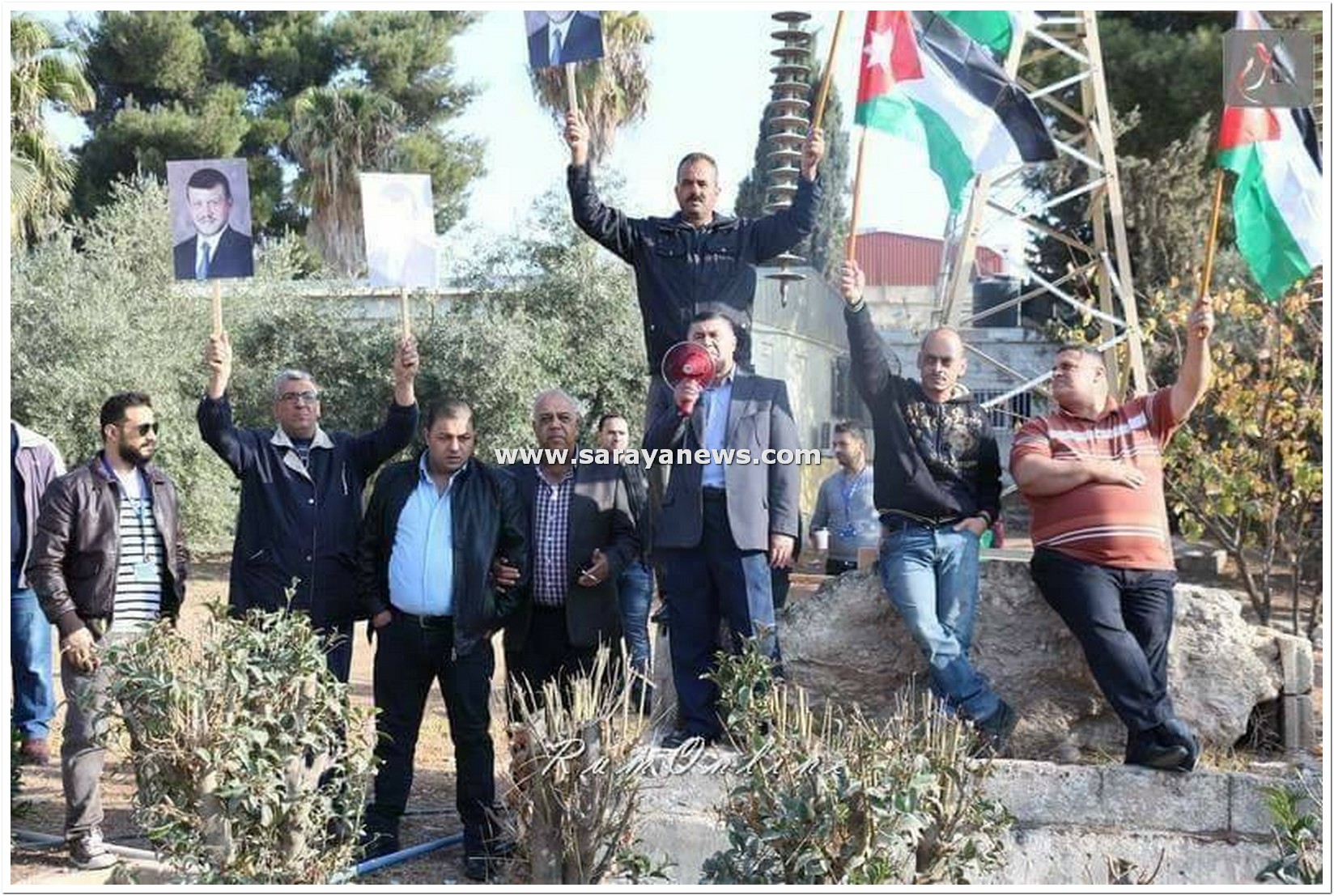بالصور  ..  موظفو شركة الكهرباء الوطنية يعتصمون للمطالبة بحقوقهم العمالية 