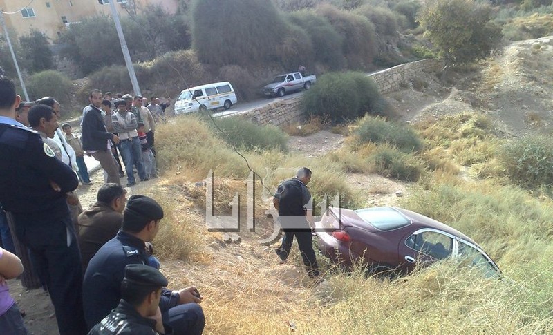 وادي موسى: مطالبات بعناصر السلامة على طريق تدهورت عليه مركبة ..صور