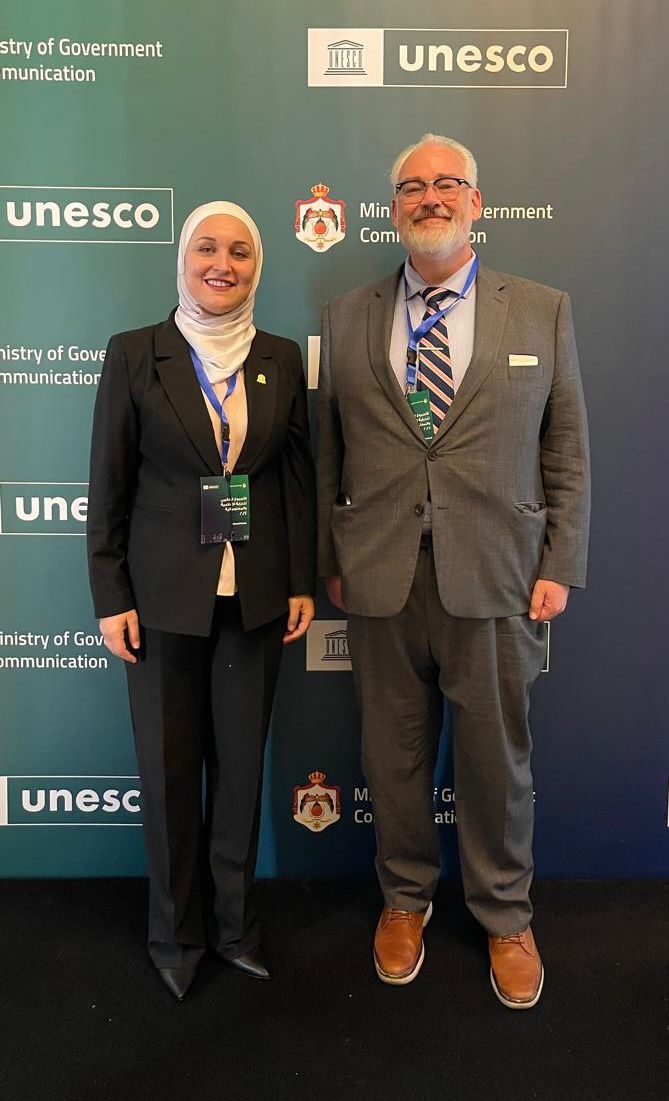 المخادمة من "إعلام اليرموك" تفوز بالمركز الثالث بمسابقة بحثية دولية بمؤتمر  AEJMC بأمريكا   