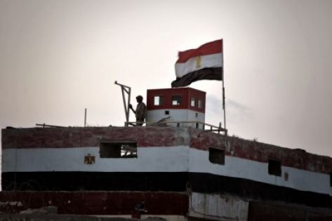 مقتل 6 جنود مصريين واصابة 12 آخرين بقصف إسرائيلي ..  ومصدر عسكري مصري ينفي