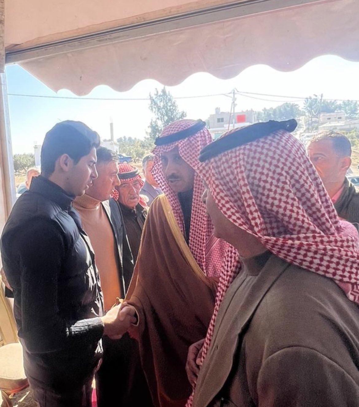 السفير السعودي يقدم واجب العزاء بالشهيد الدلابيح