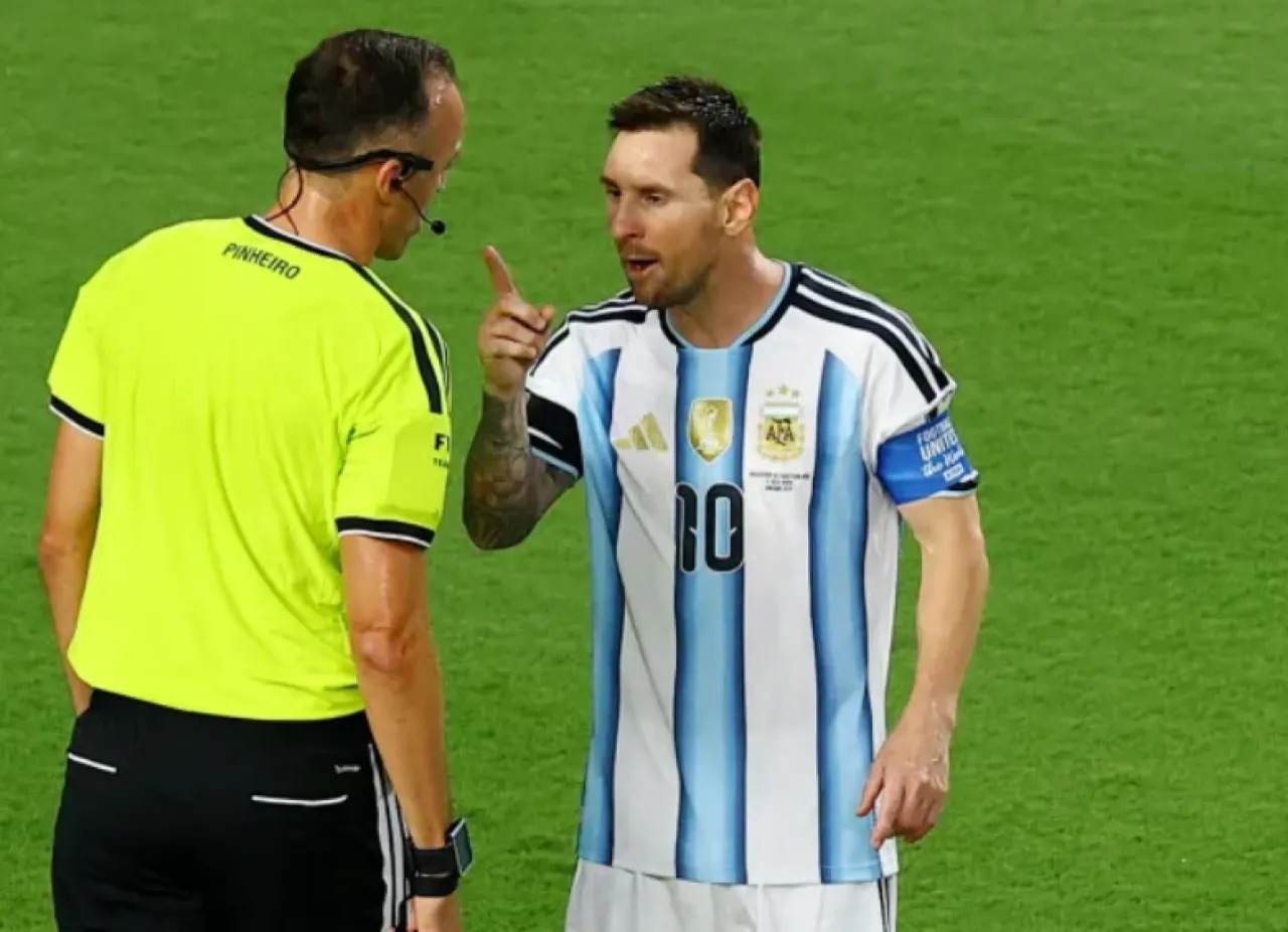 ميسي طالبه باحترامه ..  من حكم مباراة السعودية والكويت في خليجي 27؟