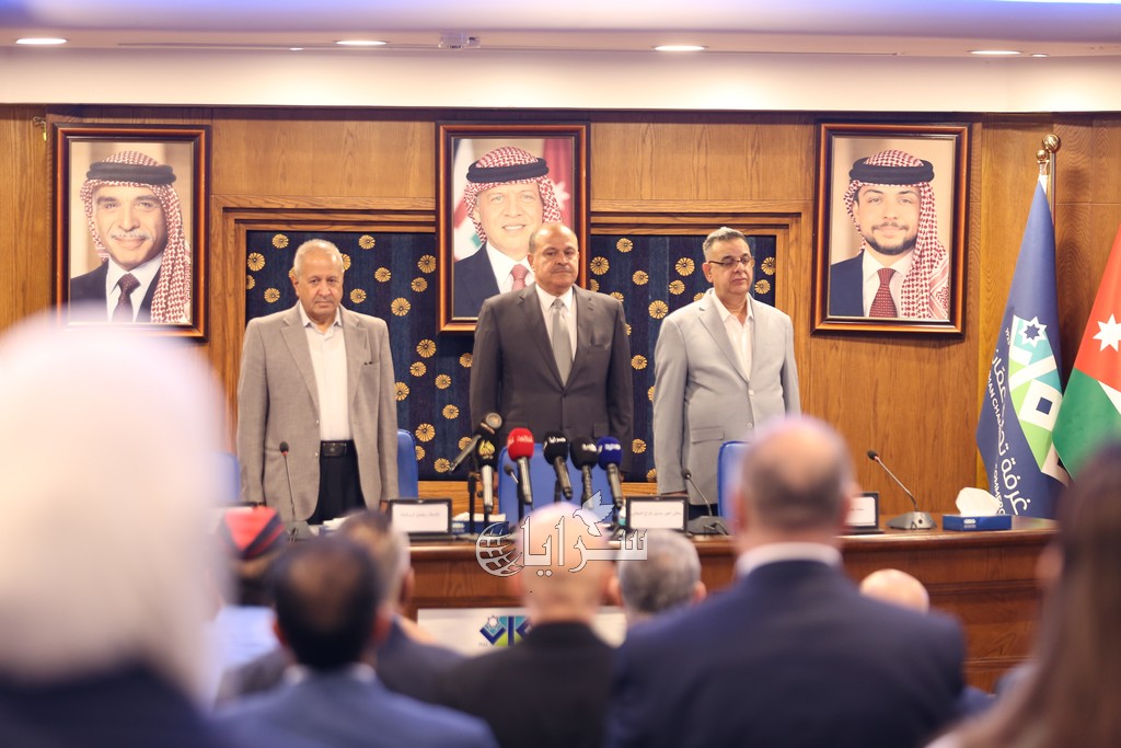 بالصور ..  إشهار كتاب "حين يصمت السلاح ..  تبدأ القصة" للعقيد المتقاعد الخطيب