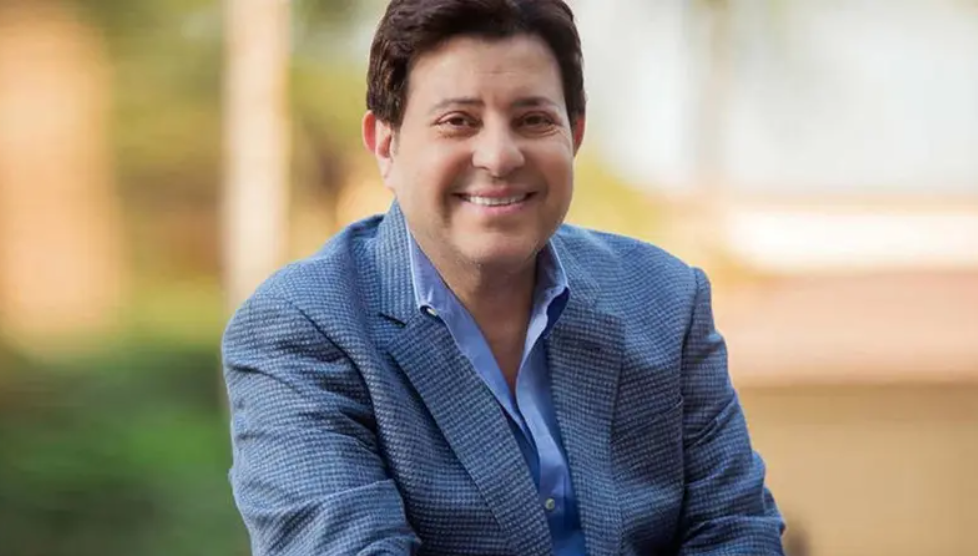 تخطى الخطر ..  هاني شاكر إلى القاهرة خلال أيام