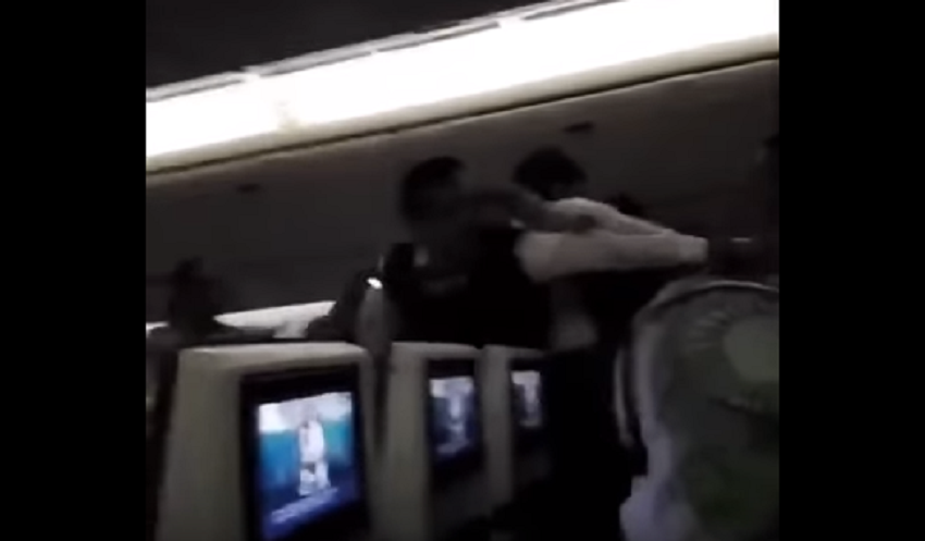 بالفيديو  ..  اعنف مشاجرة على متن طائرة عربية في الجو لهذا السبب الغريب؟