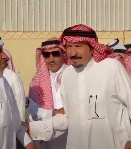 "حين عرفت أنه يتيم ووحيد أمه رقّ قلبي له" ..  أب يعفو عن قاتل ابنه في اللحظات الأخيرة بالسعودية - فيديو
