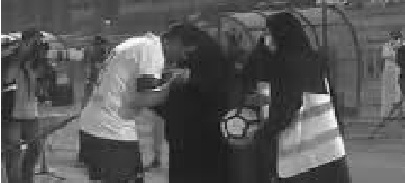بالفيديو: اشهر لاعب سعودي يخرج من الملعب لاجل والدته ..  تفاصيل 