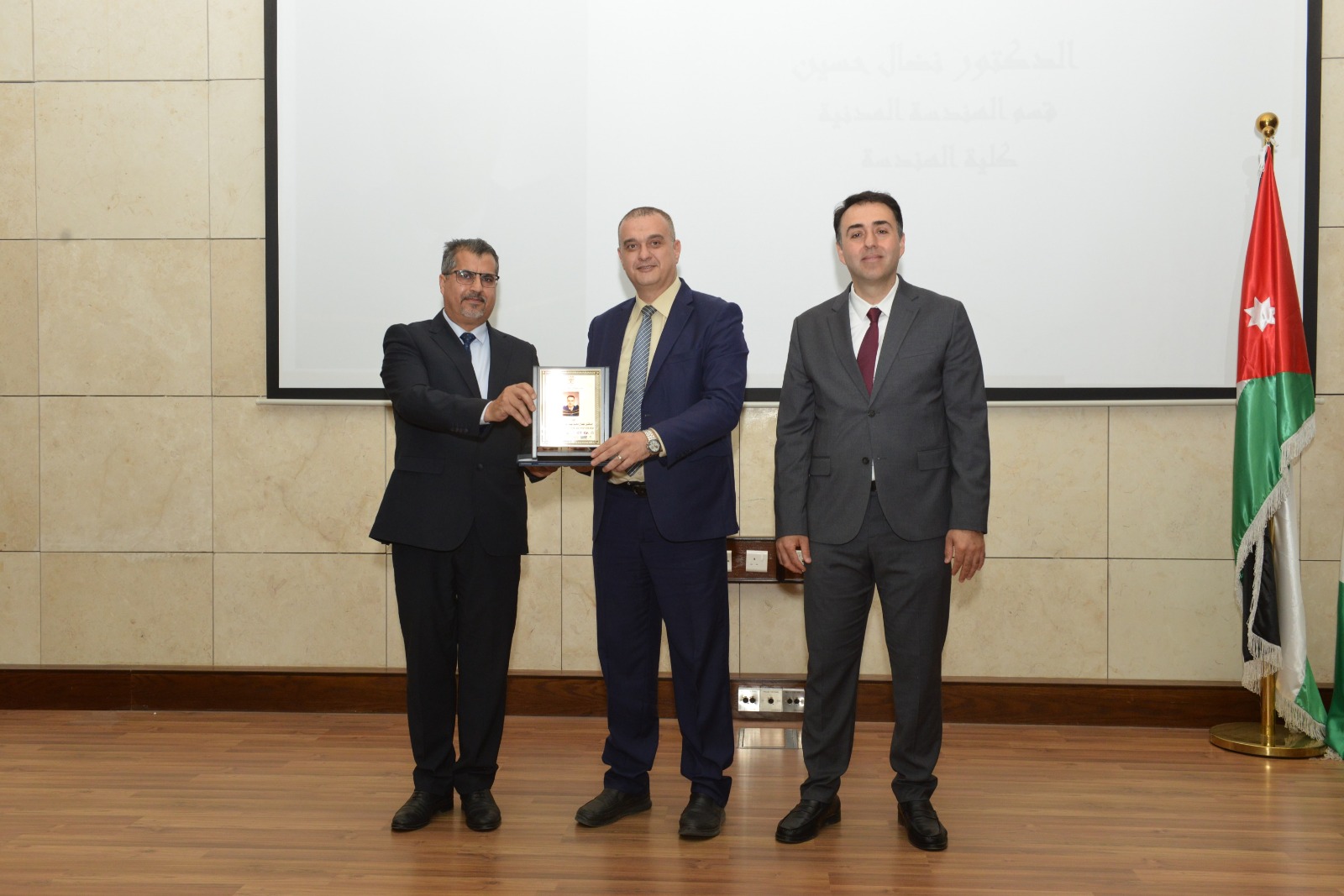 الدكتور نضال حسين يحصد جائزة جامعة البترا للباحث المتميز للعام 2026 