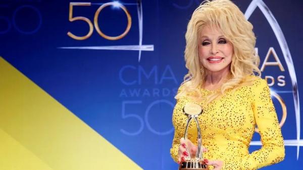وفاة نجمة الموسيقى والممثلة الأميركية دوللي بارتون عن 80 عاماً