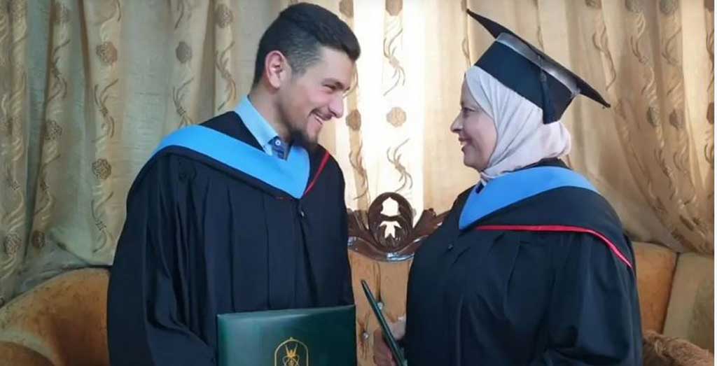 سيدة أردنية تعود لمقاعد الدراسة وتتخرج مع ابنها في نفس الجامعة والاختصاص  ..  وهذه قصتها 