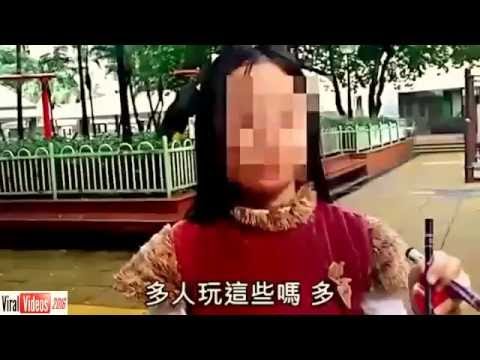 بالفيديو ..  طفلة تدخن سيجارة إلكترونية أمام والديها